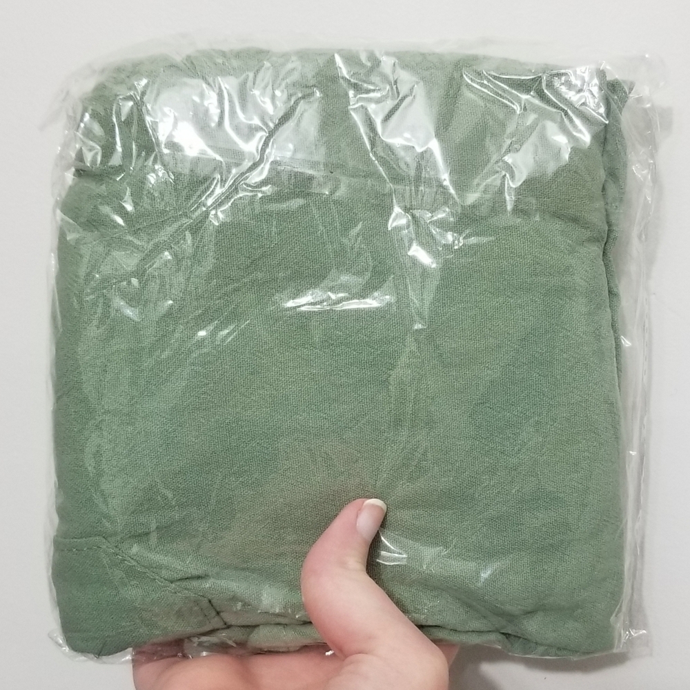 Green apron with pockets, no waist-tie needed - Picture 2 of 5